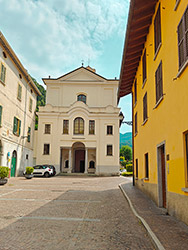 Asso - Chiesa del Santo Crocefisso, facciata