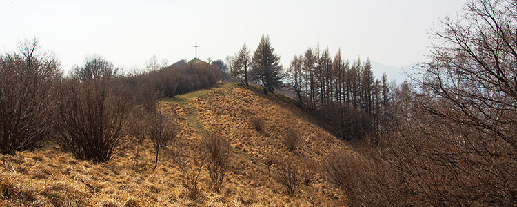 in lontanaza la croce sulla cima del Monte Megna